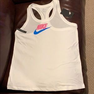 🌺 New with tags Nike top